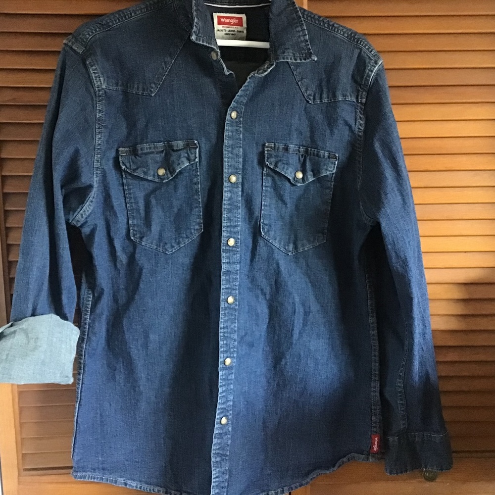 Dark denim snap shirt..western like new! Large, wrangler
